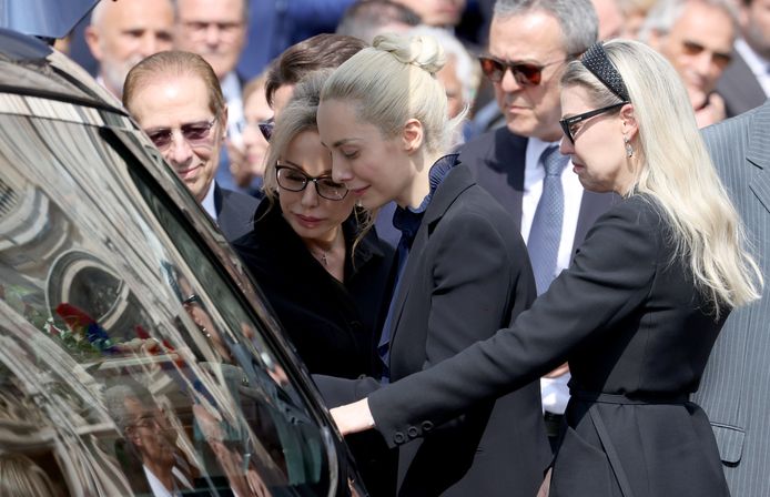 (L-R) Paolo en Marina Berlusconi, Marta Fascina en Barbara Berlusconi groeten de kist van de overleden Silvio Berlusconi na de begrafenis.