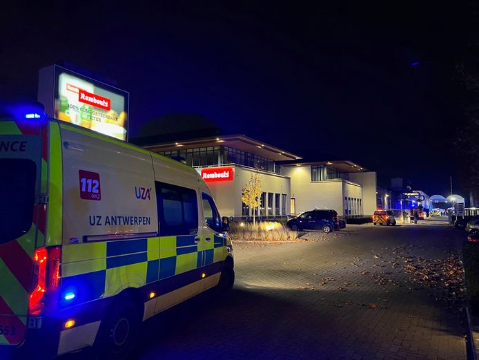 Brand bij koffie Rombouts in Aartselaar: drie personen afgevoerd naar ...