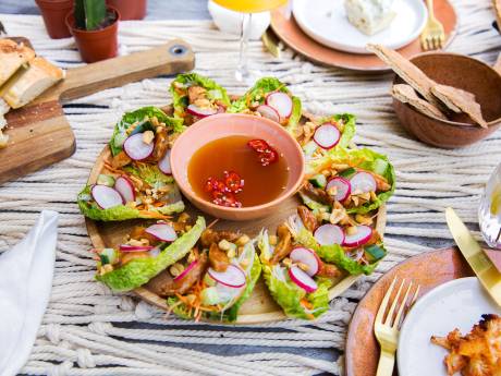 Wat Eten We Vandaag: Slawraps met hoisinkip en groenten