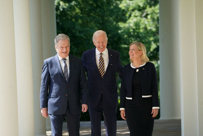 De Amerikaanse president Joe Biden, hier op de foto met Zweeds premier Magdalena Andersson en de Finse president Sauli Niinistö had zich eerder al een duidelijke voorstander getoond van het Zweedse en Finse lidmaatschap.