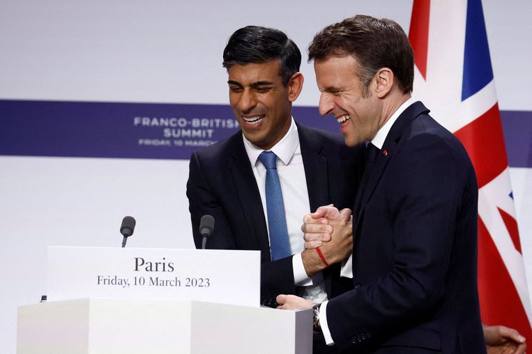 Macron en Sunak na afloop van de persconferentie in Parijs.  Beeld AFP