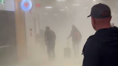 Boze passagier spuit brandblusapparaat leeg in gezicht  security op luchthaven Atlanta