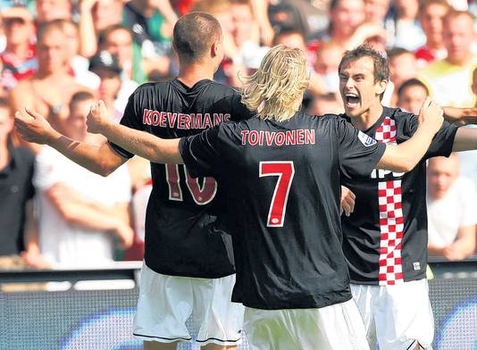 Koevermans viert een doelpunt met Ola Toivonen en Danko Lazovic