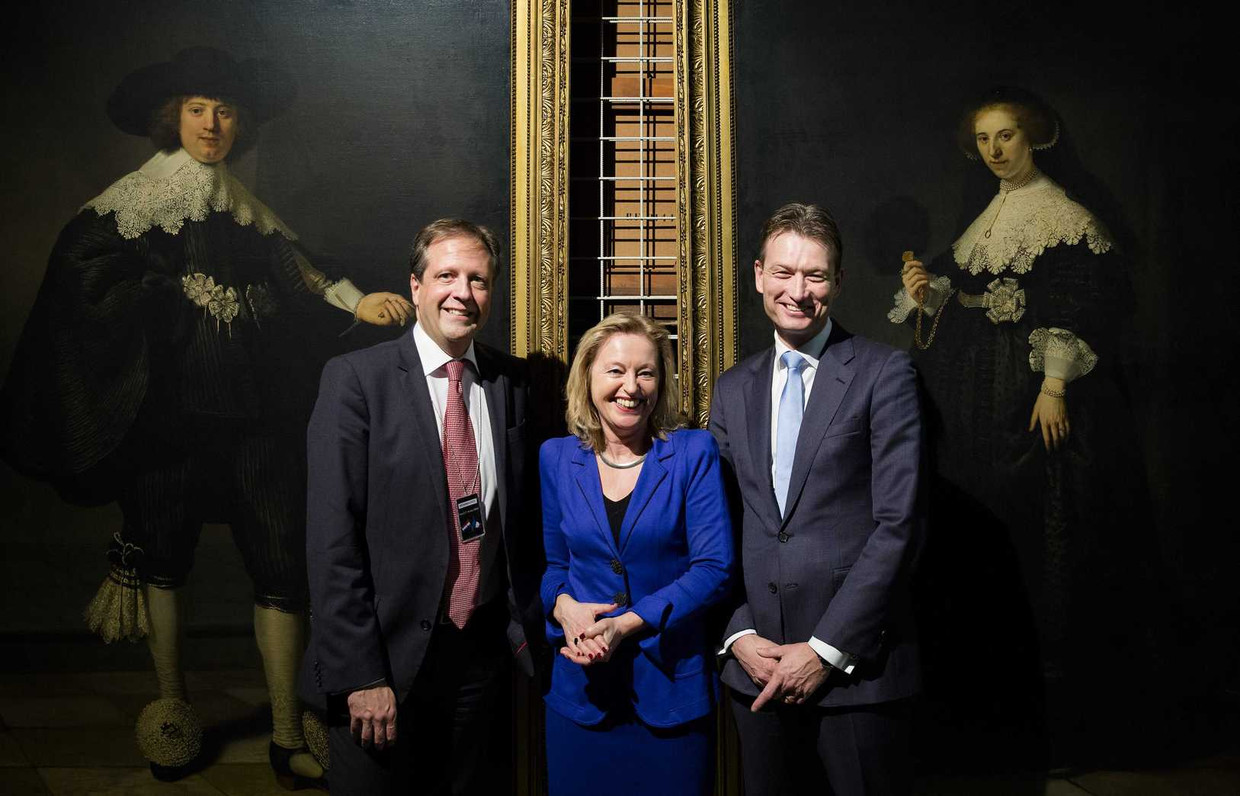 Alexander Pechtold (D66), Minister Jet Bussemaker van Cultuur en Halbe Zijlstra (VVD) poseren in het Louvre. Beeld ANP