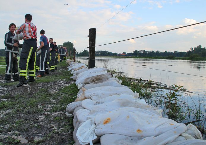 Augustus 2010: Meer dan honderd brandweermensen uit de hele regio proberen bij Neede overstroming van de Schipbeek te voorkomen.