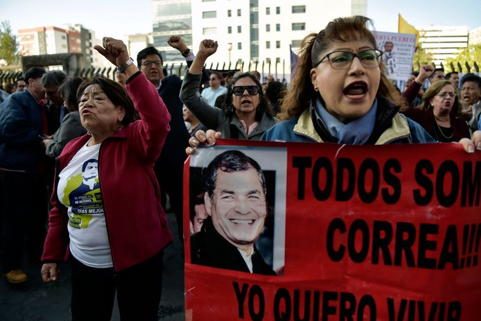 Aanhangers van Correa protesteren aan de rechtbank tegen het vonnis.