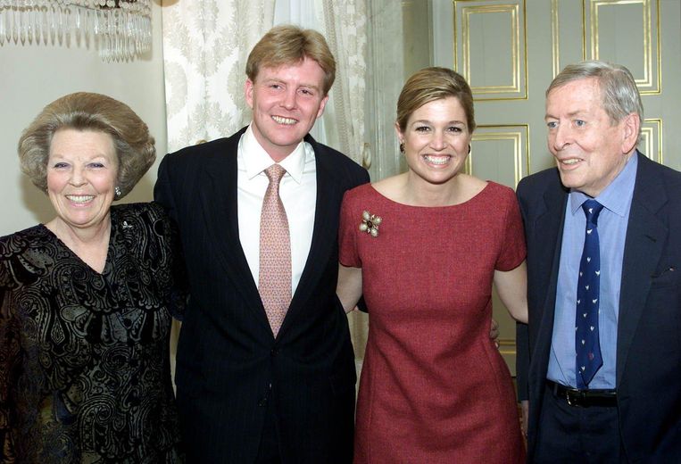 Koningin Beatrix, prins Willem-Alexander, Máxima Zorreguieta en prins Claus poseren op paleis Noordeinde in Den Haag na de bekendmaking van de verloving. 30 maart 2001. Beeld ANP /  ANP