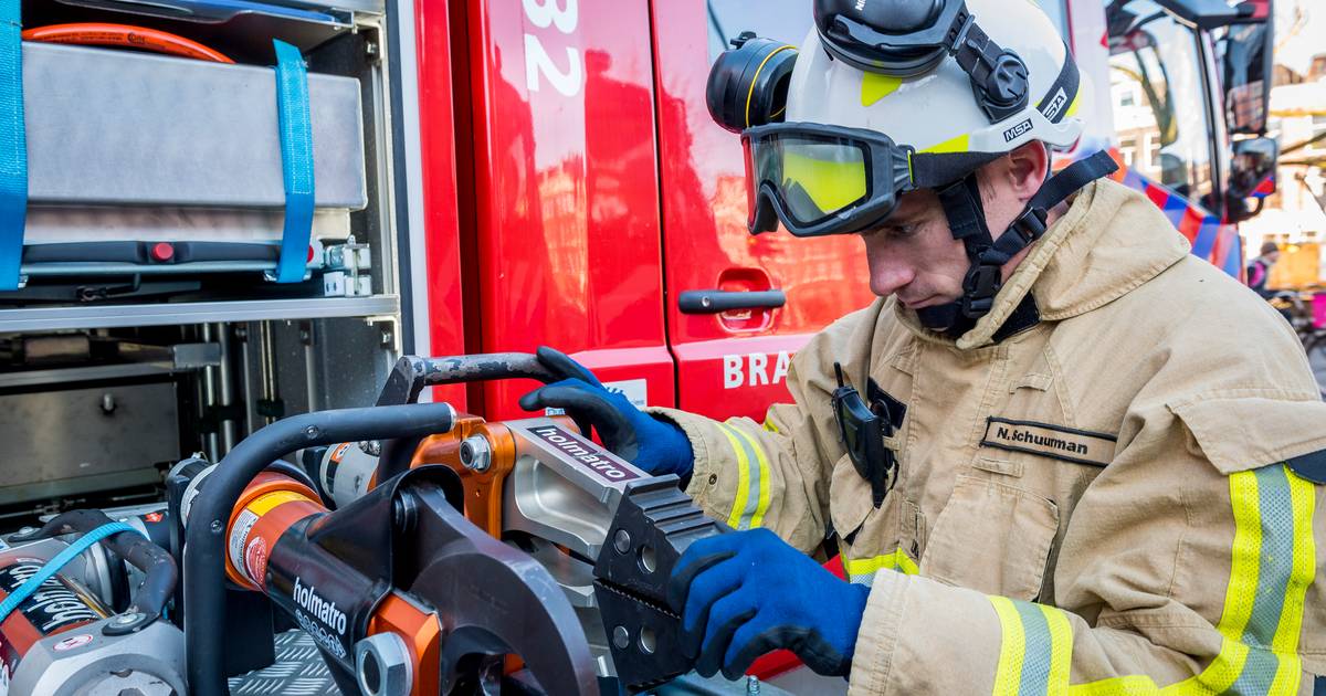 Auto schuift van A2 en belt zelf 112, bestuurder zwaargewond Auto AD.nl