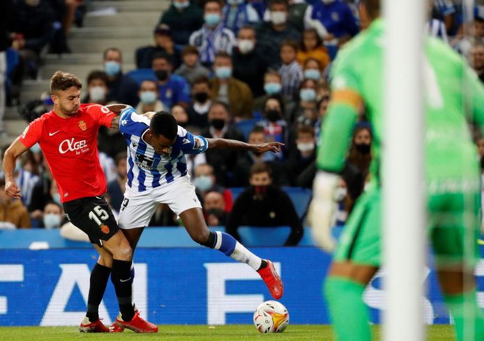 Real Sociedad-spits Alexander Isak in duel met Pablo Maffeo (l).