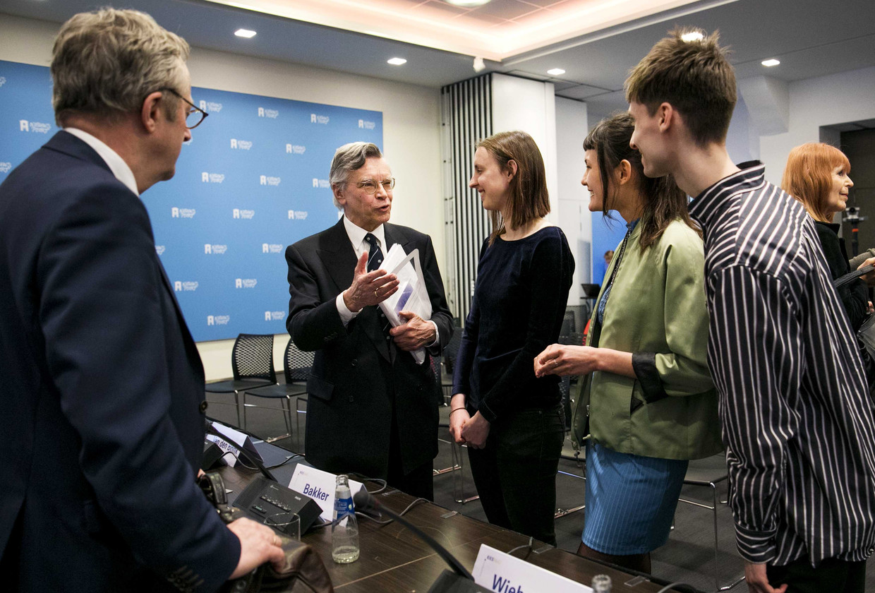 Jan Kees Wiebenga, voorzitter van de Kiesraad, praat met initiatiefnemers van het referendum over de inlichtingenwet, Marlou Gijzens, Luca van der Kamp en Nina Boelsums, na afloop van de bekendmaking van de officiële uitslag van het raadgevend referendum. Beeld ANP