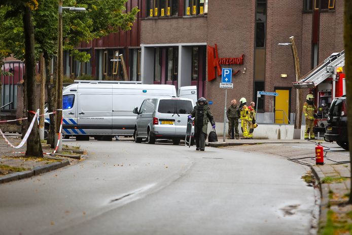 Het pakketje werd gevonden tegenover theater Hanzehof.