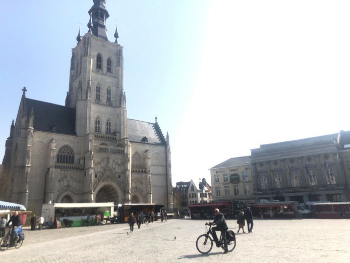 De vernieuwde Grote Markt is dan wel mooi, de sfeerverlichting is nog niet in werking.