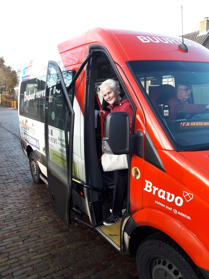 Mevrouw Hofkens verlaat in Molenschot de buurtbus met Gerrit Kuijper achter het stuur