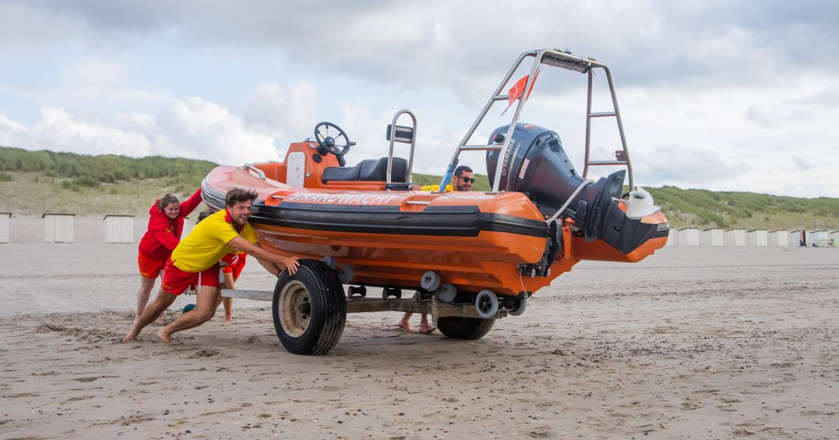 Strandweer of niet, deze mensen staan paraat: ‘Zo gauw mijn voeten de zee raken, ben ik gelukkig’