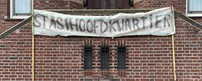 Spandoek met ‘Stasihoofdkwartier’ tegen gemeentehuis Asten: man (67) aangehouden