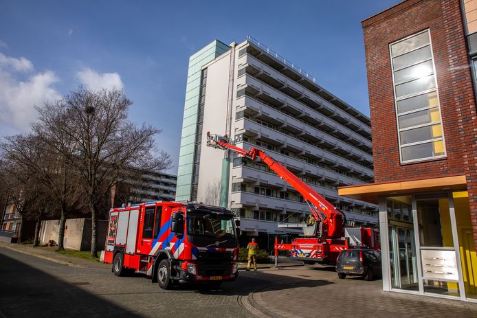De brandweer heeft met een hoogwerker bevestigingsmateriaal van losgewaaide panelen aan de Staringlaan in Roosendaal verwijderd.