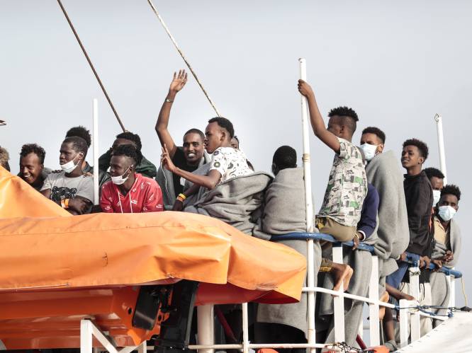 Bijna 400 migranten gered voor kust van Italië, humanitair schip met 306 migranten mag aanmeren op Sicilië