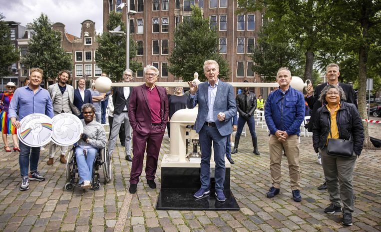 André van Duin slaat eerste munt ter ere van 25 jaar Pride Amsterdam