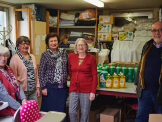 De serviceclub Kiwanis Mosterpot Diest schenkt pakketten aan Moeders Helpen Moeders voor mensen in nood 