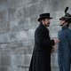Tijdens de beste momenten van ‘The Pale Blue Eye’ op Netflix voel je een ijskoude wind door de film waaien