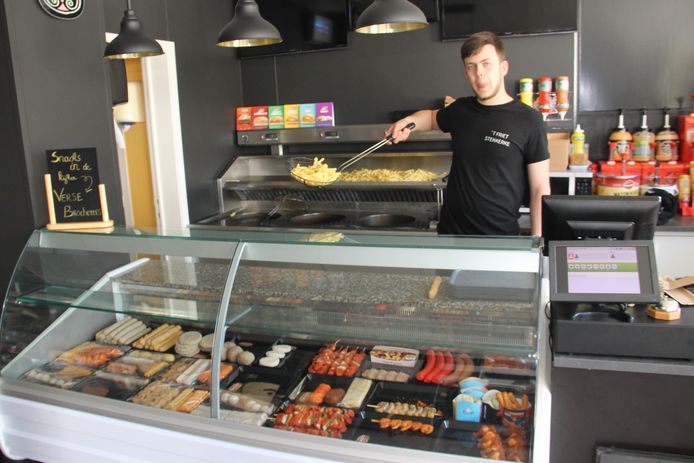 Lance De Caesteker aan zijn nieuwe frituur 't Friet Stekkerke op het Dorpsplein in Lendelede.