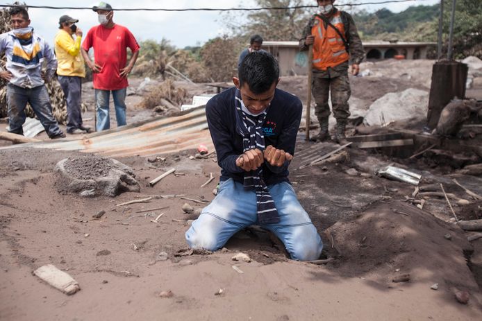 Een jongen huilt bij de resten van zijn huis. Zijn familie is nog steeds spoorloos.