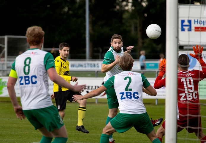 ZSV'er Koen Kuunders, maker van de 1-0, neemt het doel van Geldrop onder vuurt. Joep van Vroenhoven (8), Hugo Beets (2), Richard van Malten en doelman Len van Gestel van Geldrop zien het gebeuren.