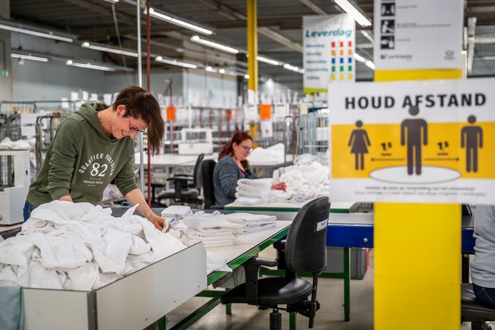Tijdens de coronacrisis hadden veel Ergonmedewerkers het drukker dan ooit, bijvoorbeeld op de wasserette waar beddengoed van zorginstellingen wordt gewassen.