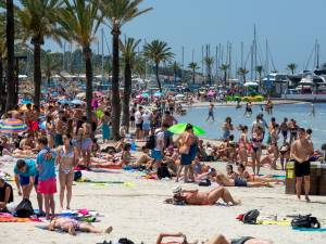 “Majorque n’est pas à vendre”: des milliers de personnes manifestent contre le surtourisme 