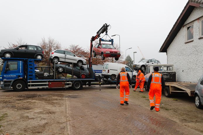 Auto's worden weggetakeld bij Van Keulen Veldhoven