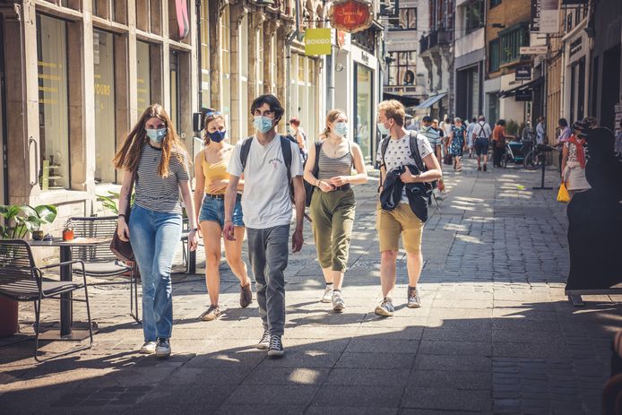 Vanaf vandaag dient het mondmasker enkel nog gedragen te worden op het openbaar vervoer en bij sommige contactberoepen (waar de afstand niet gegarandeerd kan worden).