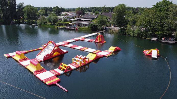 Portugees Mooi Verliefd Meisje dat op Gelderse recreatieplas verstrikt raakte onder kussens van  waterpark overleden | Binnenland | AD.nl