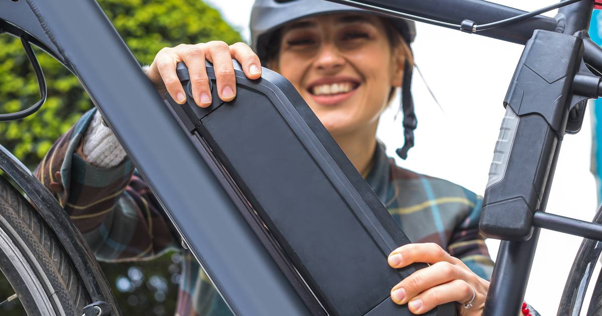 Toepassing behuizing Wirwar Pomp je banden op en vermijd hitte: met deze tips gaat de batterij van je  e-bike langer mee | Mijn Gids | hln.be