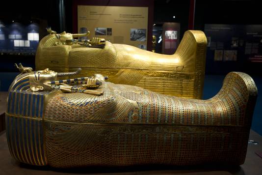 Twee gereconstrueerde schatten op de tentoonstelling 'Toetanchamon - zijn graf en zijn schatten'. Op basis van schetsen, aantekeningen en foto's zijn drie grafkamers van de farao nagebouwd