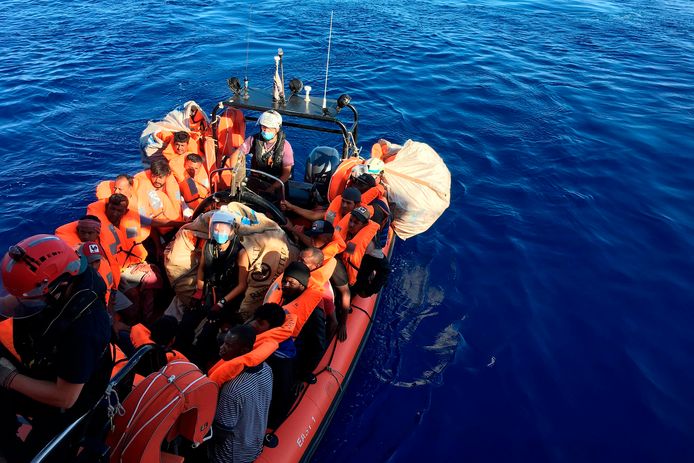 Migranten gered op zee voor de kust van Lampedusa