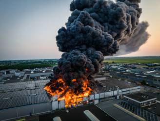KIJK. Enorme brand industrieterrein in Nederland woedt nog steeds, nablussen kan dagen duren