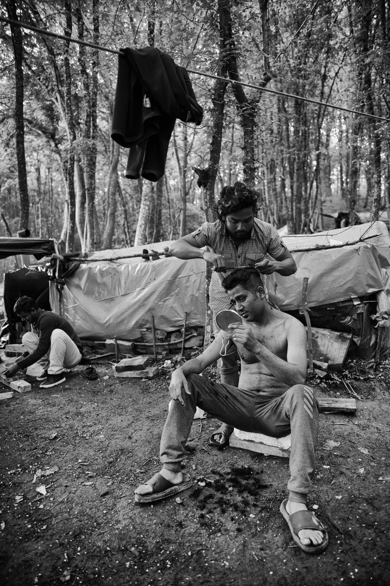 De meeste migranten geven er de voorkeur aan om buiten het officiële Bosnische kamp te verblijven. Daar hebben ze meer privacy en vrijheid. Beeld Eddy van Wessel