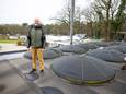 Robbin van den Heuvel van camping Starnbosch in Dalfsen bij de zonnecollectoren op het dak van het receptiegebouw.