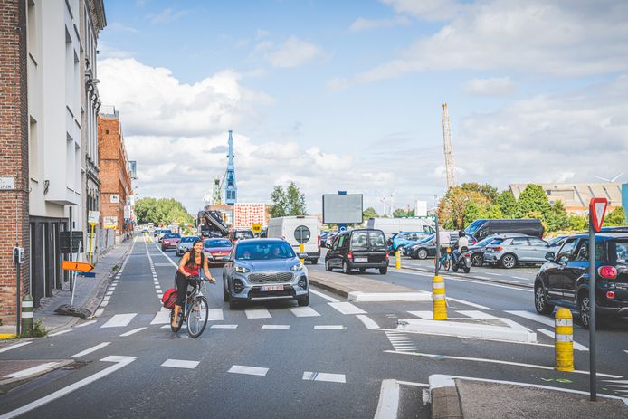 Wegmarkeringen fietsoversteekplaatsen in Gent, aan Dok-Noord en Stapelplein.