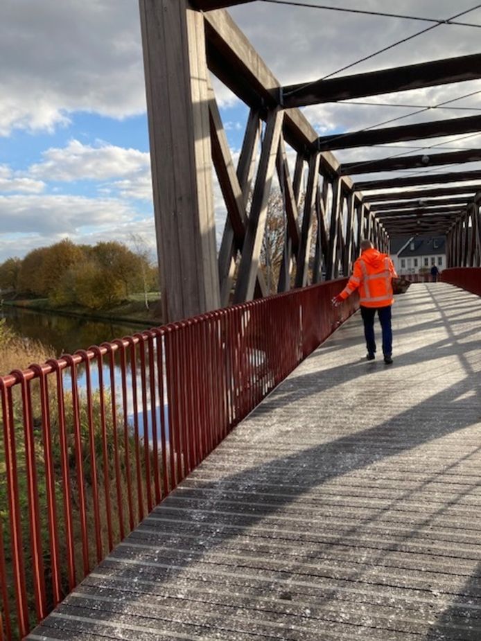 Het is nog maar november en niet al te koud buiten, maar de nieuwe langzaamverkeersbrug in Oirschot moet al gestrooid om gladheid te voorkomen.