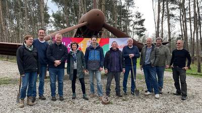 Burgemeesters en wethouders helpen schijnvliegveld De Kiek tussen Alphen en Riel op te knappen