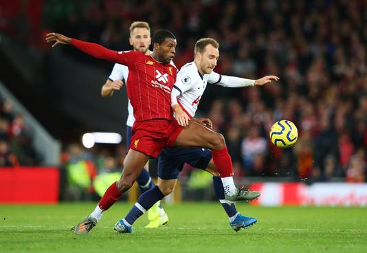Georginio Wijnaldum in duel met Christian Eriksen.