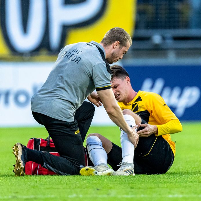 Fysio Remie Blom (l.) draait overuren bij NAC. Hier helpt hij Danny Bakker die tegen Telstar uitviel met een kuitblessure.