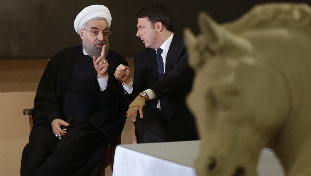 De Iraanse president Hassan Rouhani en de Italiaans premier Matteo Renzi tijdens een gesprek in het Campidoglio. Beeld ap