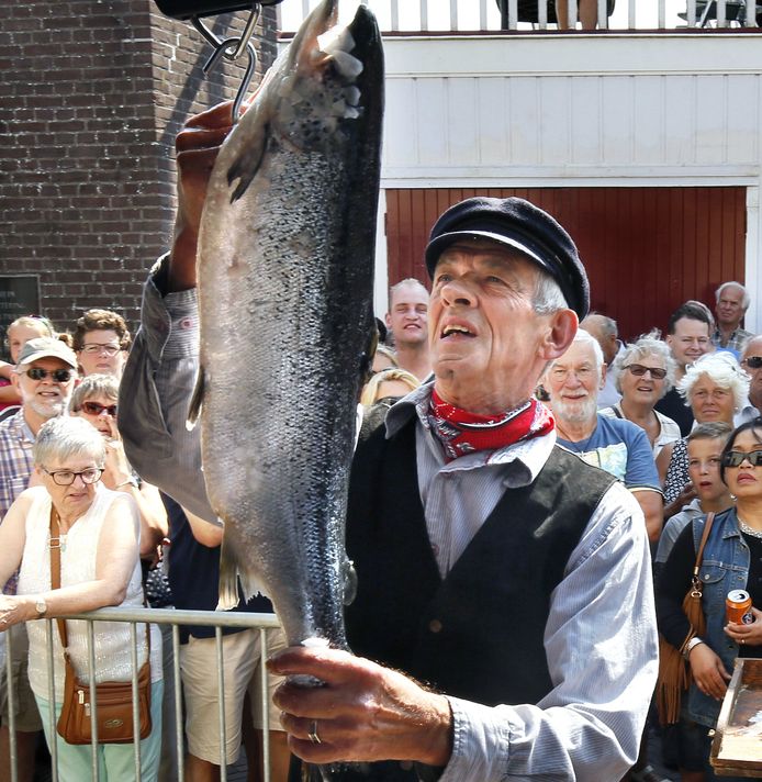 Piet de Joode weegt de zalm voordat hij deze gaat verkopen.