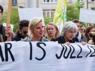 Minuut stilte voor vermoorde Julie op klimaatmars in Antwerpen, ook BV’s stappen mee