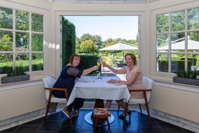 Karen Cox (links) en Marielle Vinken weten het gemberbier zeer te waarderen.