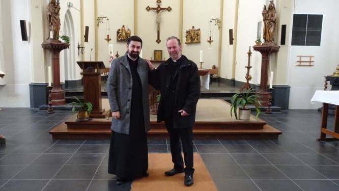 Roemeense gelovigen nemen kerk Megen over, alleen  stoelen hoeven eruit