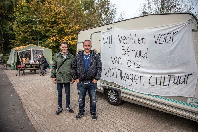 Woonwagenbewoners in Zwolle protesteren tegen uitblijven van locaties waar men met de wagen kan neerzetten.
