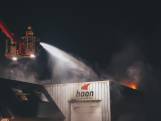 Zeer grote brand in textielloods Nijkerk: korpsen uit hele omgeving opgeroepen